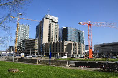 900235 Gezicht op het Westplein te Utrecht, vanaf de Leidseweg, met in het midden het NH Hotel (Jaarbeursplein 24).